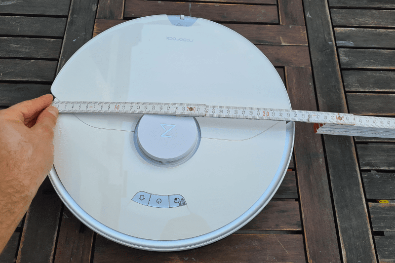 The dimensions of the Roborock S7 Pro Ultra are measured with a ruler.